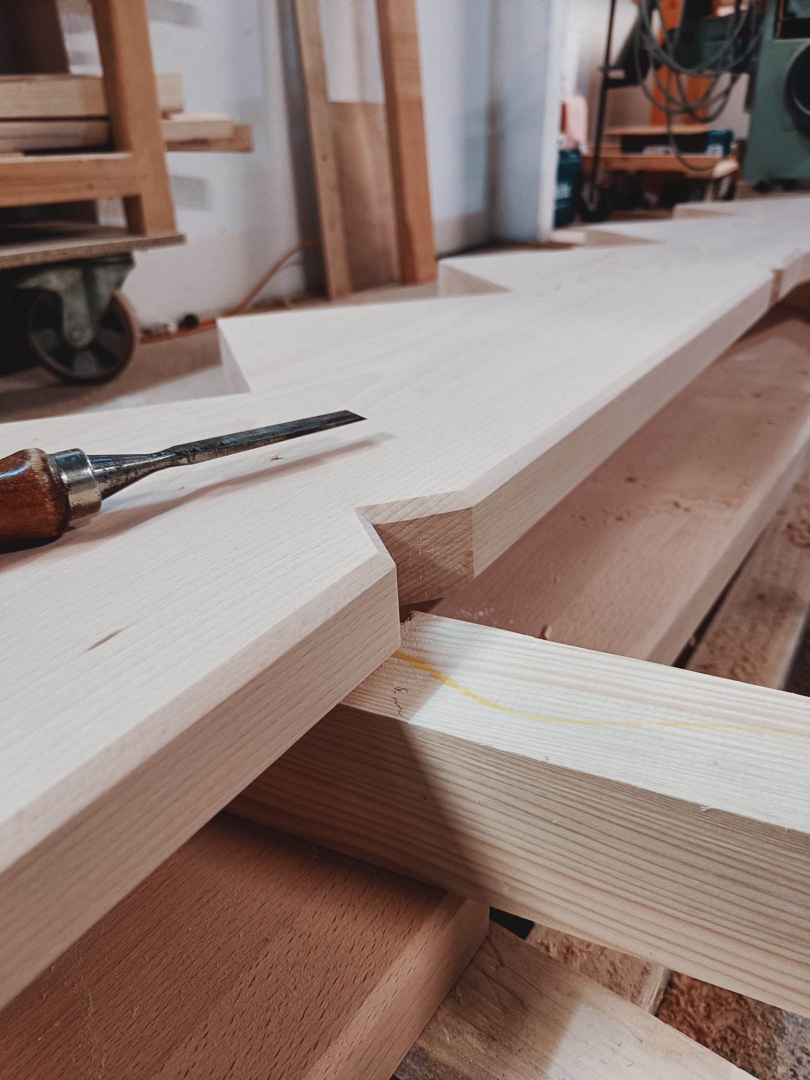 Ciseau à bois et pièces en cours d’assemblage dans l’atelier