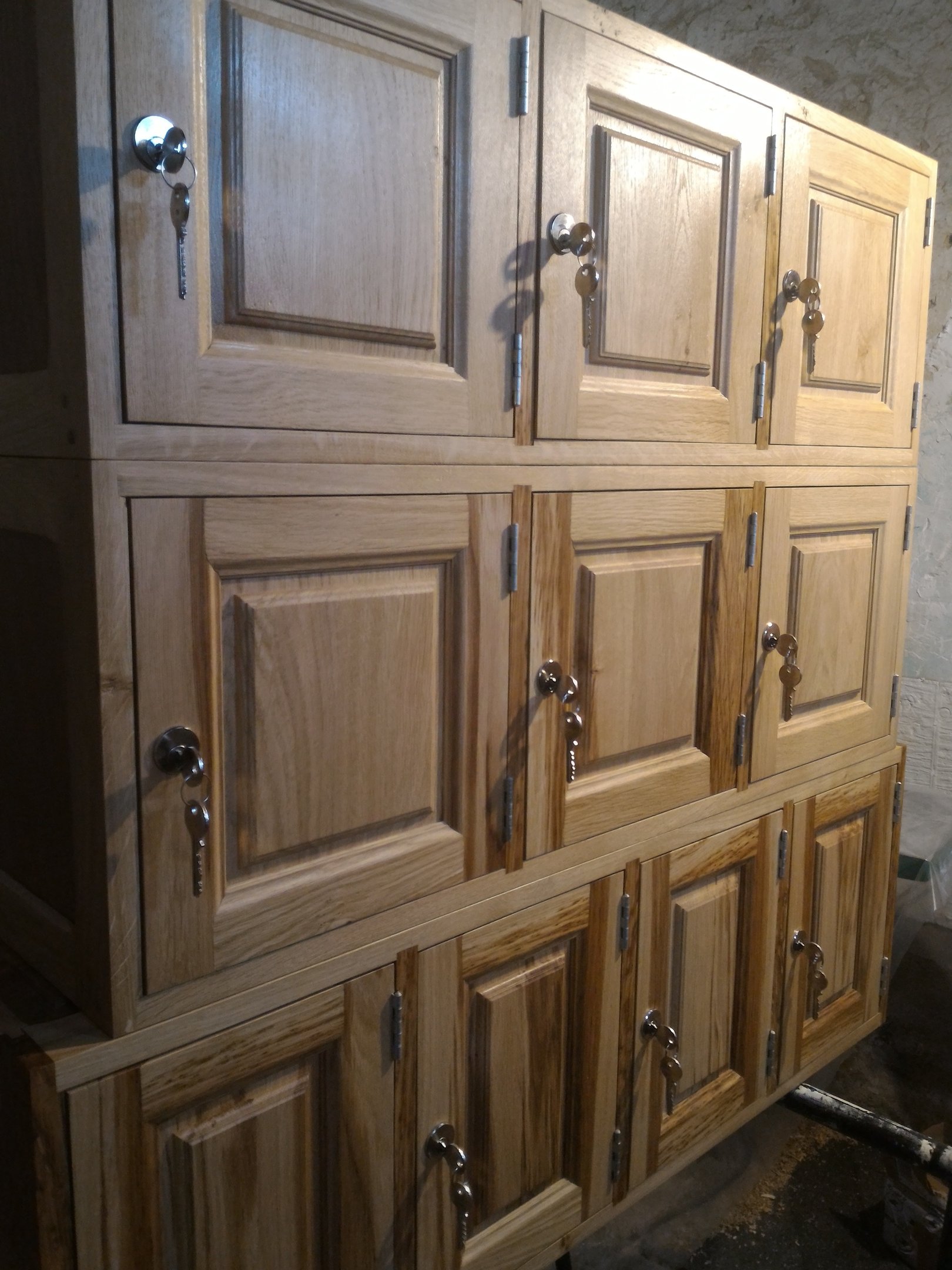 Façades de rangements en bois à panneaux et poignées